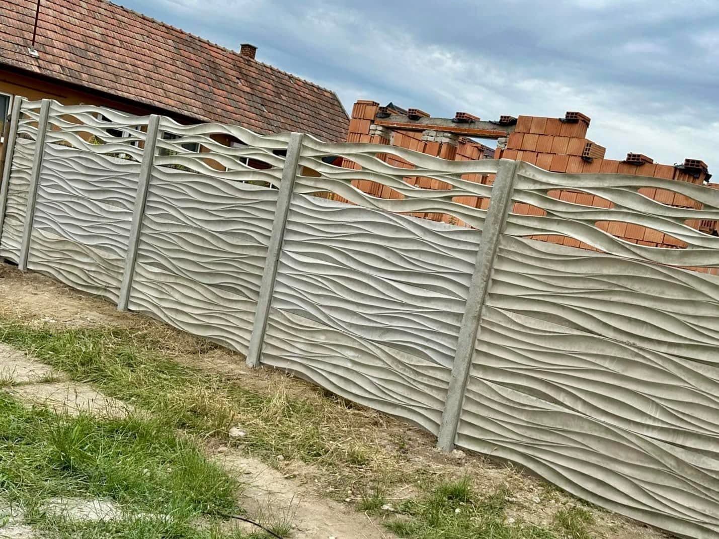 Hullámmintás betonkerítés